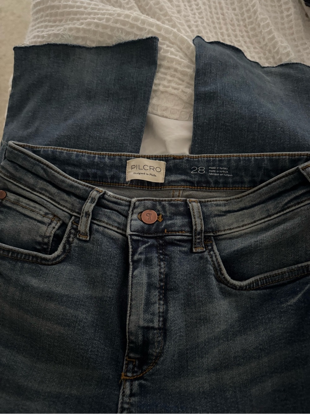 🌸🎉❤️ ANTHROPOLOGIE Pilcro Medium Blue frayed bottom Jeans. Ankle length.